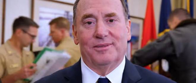 Забитые туалеты не прошли даром: в отставку отправлен министр ВМС США Фелан