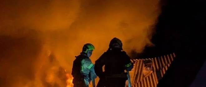 Появились кадры поражения газоперерабатывающего завода в Харьковской области