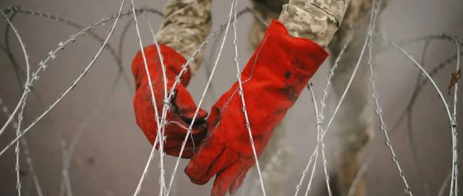 На въезде в Сумы спешно возводят фортификации прямо на дорогах