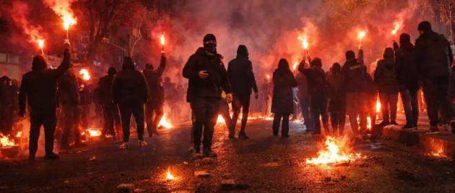 Сын бывшего иранского шаха из США призвал протестующих к захвату власти