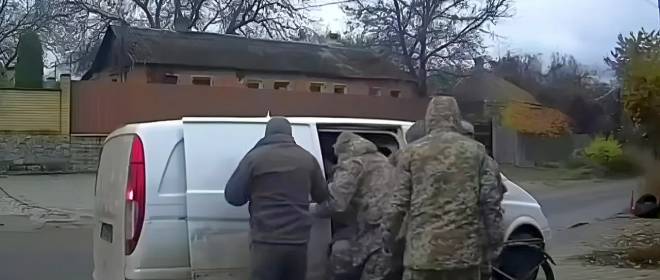 В Измаиле группа мужчин прогнала сотрудников ТЦК, схватку сняли на видео