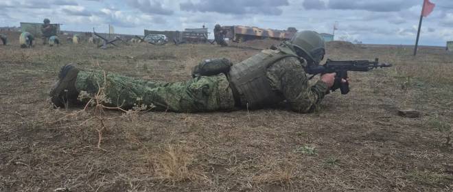 Медведев назвал количество подписавших контракты военнослужащих с начала года