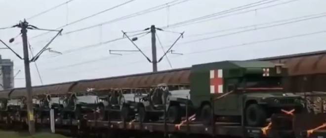 Trainloads of NATO weapons for Ukraine filmed in Romania