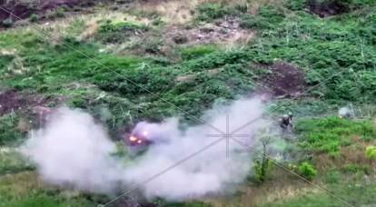 Đoạn phim được chiếu cho thấy một máy bay chiến đấu của Nga đã bắn hạ một máy bay không người lái kamikaze đang tấn công anh ta bằng một chiếc túi vải thô