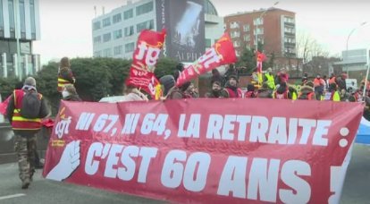 フランスの年金改革に反対するデモ隊は、「マクロン、これは戦争だ」というスローガンを提唱した