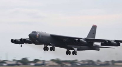 Tre strateghi dell'US Air Force B-52H pattugliano il circolo polare artico