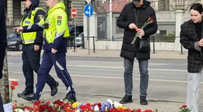 A polícia letã proíbe colocar flores nas paredes da Embaixada da Rússia em Riga em conexão com o ataque terrorista em Crocus City