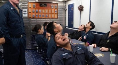 अमेरिकी नौसेना Arleigh बर्क श्रेणी के विध्वंसक चालक दल ने अप्रत्याशित तस्वीरें पोस्ट कीं