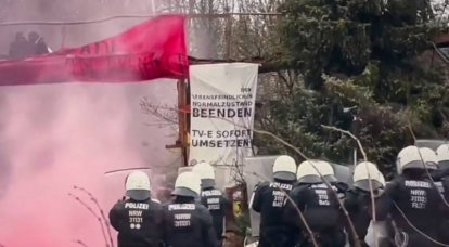 На западе Германии идут столкновения между полицией и экоактивистами