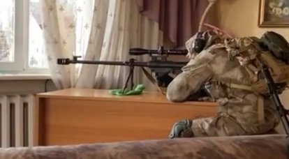 यूक्रेन के सशस्त्र बलों का एक स्नाइपर, फर्नीचर के साथ एक अपार्टमेंट में अपनी स्थिति को लैस करता है, फ्रेम में मिला