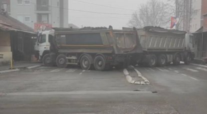 Сербы выстроили баррикаду из грузовых автомобилей в Косовской Митровице