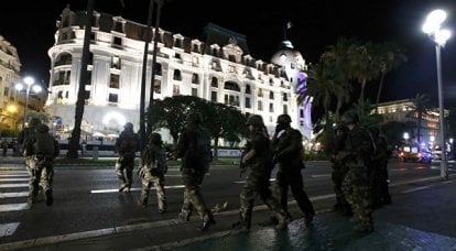 Теракт в Ницце: грузовик въехал в толпу людей