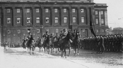 Парад курсантов военных училищ и школ прапорщиков на Дворцовой площади. 19 марта 1917