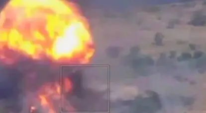 После поражения склада ВСУ в небо поднялся гигантский огненный 