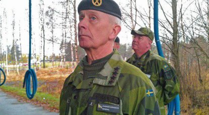 스웨덴 총사령관은 스웨덴 해역에 잠수함이 아직 있었고 나머지는 군사 기밀이라고 말했습니다 ...