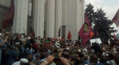 Митингующие пошли на штурм здания ВРУ