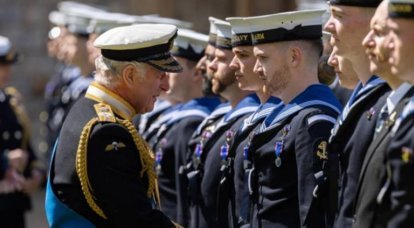 De Britse koning Charles III kende matrozen en mariniers staatsonderscheidingen toe voor hun deelname aan de begrafenis van Elizabeth II