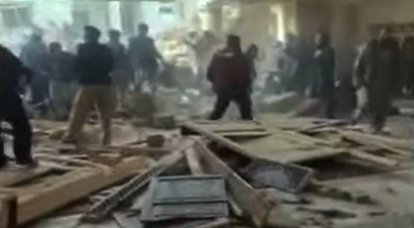 Explosión mata a fieles de mezquita en Peshawar, Pakistán