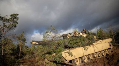 벨로루시 국경 근처의 리투아니아에서 훈련하는 동안 미국 탱크 Abrams와 German Leopard가 사용되었습니다.