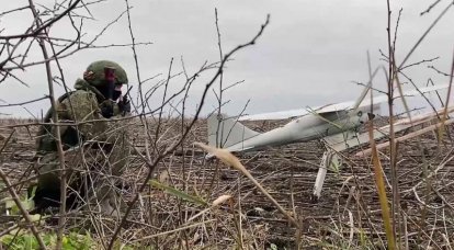 Bir insansız hava aracının yardımıyla Rus savaşçılar, düşman mühimmatının aktarma noktasını keşfetti ve sonunda topçu ile imha etti.
