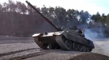 Lực lượng vũ trang Ukraine trình chiếu video sử dụng xe tăng M55S của Slovenia làm pháo tự hành