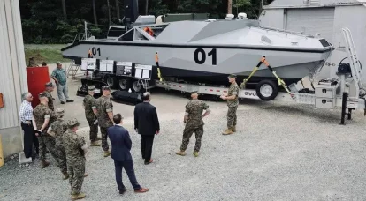 قارب بدون طيار مع طائرات بدون طيار كاميكازي. يواصل USMC برنامج LRUSV