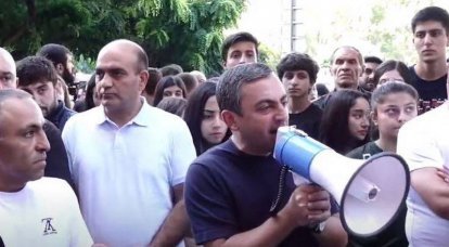 Speciale eenheden van de Armeense politie begonnen oppositieleiders vast te houden, demonstranten blijven het aftreden van Pashinyan eisen