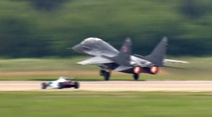 전투기 MiG-29 대 아우디 자동차 : MAKS-2017 경주