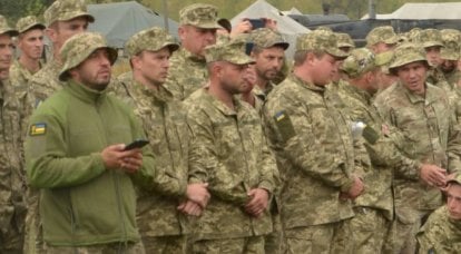 "Uno con una botella, el otro con un teléfono": los ucranianos comentan sobre la formación de reservistas que se "levantaron la moral"