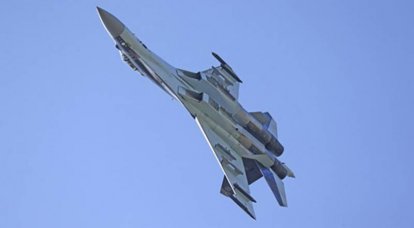 Näytössä on videomateriaalia, jossa venäläinen Su-35-hävittäjä tuhosi ukrainalaisen sotilaslentokoneen