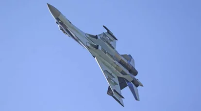 מוצגים צילומים של השמדת מטוס צבאי אוקראיני על ידי מטוס קרב רוסי Su-35