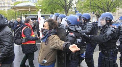Fransa'daki savaşları protesto edin. Polis, ablukayı rafinerilerden kaldırmak için bir saldırı düzenledi
