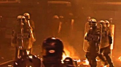 "احتجاجات روسية" بعيون التلفزيون الأمريكي: شوارع تحترق وزجاجات مولوتوف وأشجار نخيل ولافتات باليونانية
