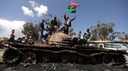 Los "luchadores por la libertad" de Libia roban y queman