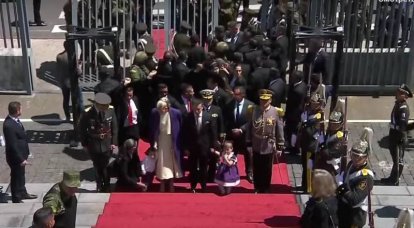 The newly elected President of Ecuador arrived at the inauguration to the Victory Day march of David Tukhmanov