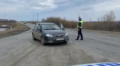 Ein Verkehrspolizeiinspektor wurde verhaftet, weil er das Auto eines Mordverdächtigen in Lyublino als Bestechungsgeld durchgelassen hatte.