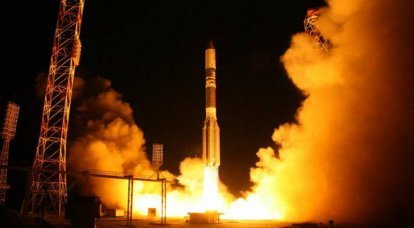 O foguete Proton-M com um satélite militar lançado do cosmódromo de Baikonur
