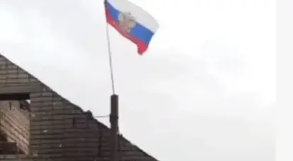 视频中出现了俄罗斯国旗在解放的索洛维沃村上空的画面