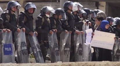 Сирия, 14 апреля: турецкая полиция разгоняет акцию протеста у трассы М4 в Идлибе