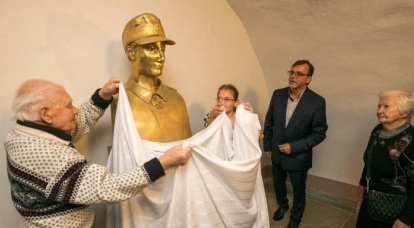 Veteranos estonianos ficaram indignados com a instalação de um busto do oficial da SS na escola