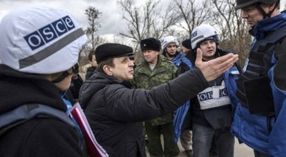Observadores da OSCE e oficiais do STsKK foram criticados por oficiais de segurança de Kiev