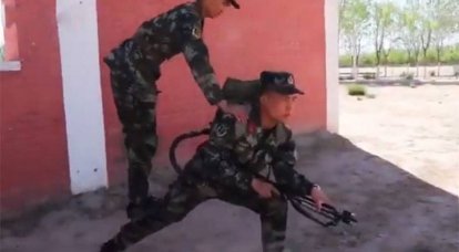 중국 군대에서 화염 방사기 훈련 방법 : 훈련장의 영상이 표시됩니다.