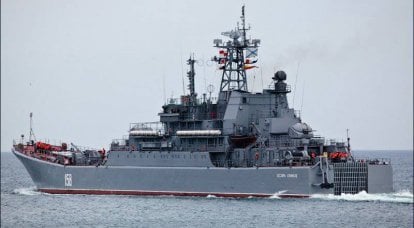 O grande navio de desembarque da Frota do Mar Negro da Federação Russa "Caesar Kunikov" antes da marcha