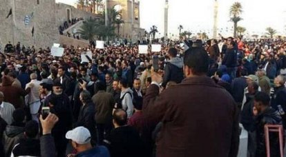Em Trípoli, militantes abriram fogo contra manifestantes