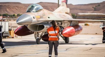 「テヘランに飛んで戻ってくる」：イスラエル空軍のF-16が大型の船外燃料タンクで示されている