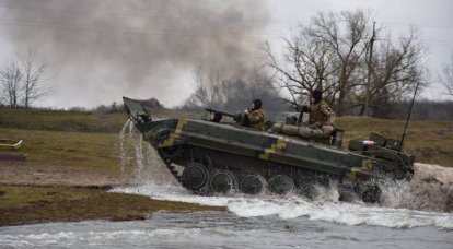 רכב לחימה של כוחות חי"ר אוקראינים טבע בעת תרגול חציית מחסום מים עם כלי רכב משוריינים קלים