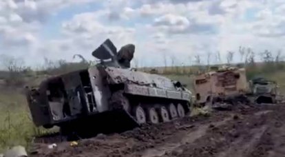Kherson 지역의 들판에는 난파 된 장갑차와 우크라이나 군대의 "XNUMX 번째"대표가 흩어져 있습니다.