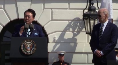 Пресса США: Байден пообещал прикрыть Южную Корею «ядерным зонтиком»