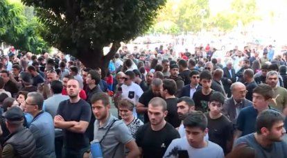 아르메니아 시위자들은 파시니얀이 5월 XNUMX일 이전에 사임을 요구했습니다.