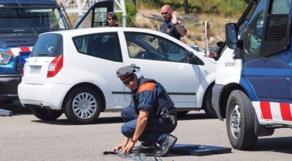 В Марселе неизвестный на автомобиле протаранил две автобусные остановки
